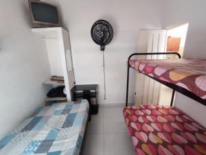 Habitación con 2 literas y TV. en Cabaña Condominio Hacaritama, en Melgar