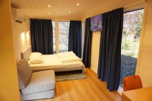 Un pat sau paturi într-o cameră la Casuta Artar - Therme & Aeroport Otopeni