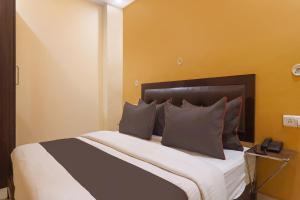 Ένα ή περισσότερα κρεβάτια σε δωμάτιο στο M V Inn Near Chaudhary Charan Singh International Airport