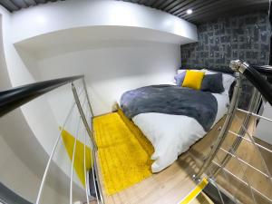 Pokój z łóżkiem na szklanych schodach w obiekcie E103 City loft retreat w Coventry