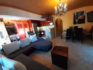 TV a/nebo společenská místnost v ubytování Villa Nigel (5min from Navagio)