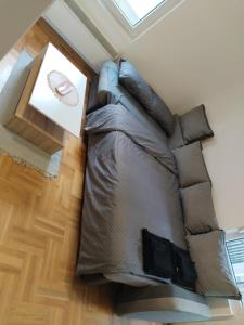 een slaapkamer met een bed en bij Marko apartman in Surčin