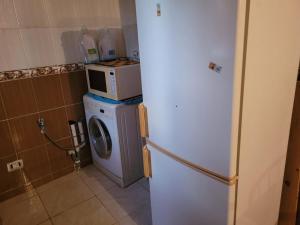 eine Küche mit einer Mikrowelle auf der Waschmaschine in der Unterkunft Studio raoued plage in Borj el Khessous