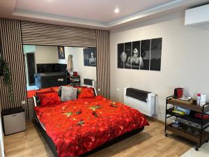 een slaapkamer met een rood bed en een rode deken bij Spa_Herrlisheim in Herrlisheim