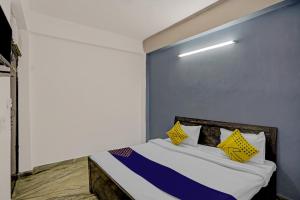 Letto o letti in una camera di SPOT ON Raj Hotel Vip Near Worlds Of Wonder