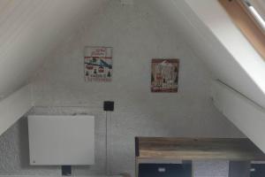una stanza bianca con due poster sul muro di Appartement de 2 à 6 personnes a Cauterets