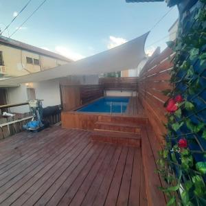 una piscina su una terrazza in legno con piscina e piscina di דירת נופש במרכז טבריה a Tiberias