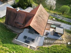 an overhead view of a house with a roof at Pettinger Stöckl in Heimschuh