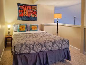 Llit o llits en una habitació de Ogunquit Village Vistas Lodge