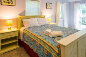 Llit o llits en una habitació de Ogunquit Village Vistas Lodge