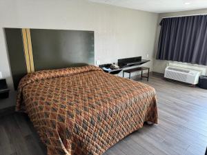 a hotel room with a bed and a desk at Nola Inn & Suites in New Orleans