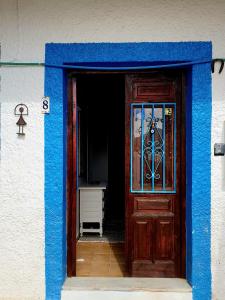 een houten deur met een blauwe rand eromheen bij Vivienda rural en Cabo de Gata in El Pozo de los Frailes