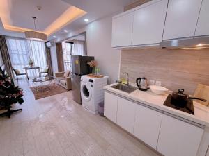 una cucina con frigorifero, lavandino e lavastoviglie di 45m²Cozy Room Pool Big Balcony Walk to Maya Nimman a Chiang Mai