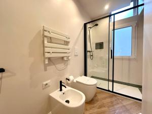 uma casa de banho branca com um WC e um lavatório em Art’n’ shelter apartament em Bari