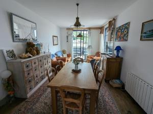 勒泰波爾的住宿－Maison Côté Mer，一间带木桌和椅子的用餐室