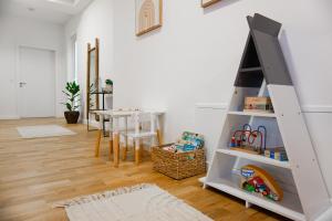 a living room with a staircase with a table at Whirlpool & Terrasse - Familien & Gruppenfreundlich in Aschaffenburg +24 photos