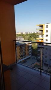 - Balcón con vistas a un edificio en Apartament Polonijna-w pobliżu Uniwersyteckiego Szpitala przy ul. Jakubowskiego, en Cracovia