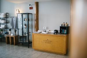 Příslušenství pro přípravu čaje a kávy v ubytování Friday Harbor Suites