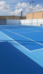 una pista de tenis con pintura azul. en Rosy Room Design, en Marsala