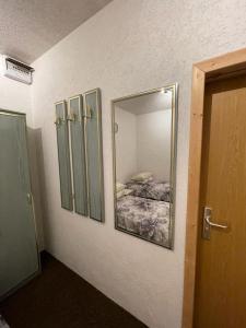 Habitación con espejo y cama. en willana en Schönebeck