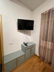 een kamer met een flatscreen-tv aan de muur bij willana in Schönebeck