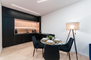 Una cocina y un comedor con mesa y sillas. en Rewal Red Sun Morska, en Rewal