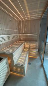 una pequeña sauna con ariptificialificialificialificialificialificialificialificialificial en Rewal Red Sun Morska, en Rewal 5 fotos más