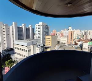 Blick auf die Skyline der Stadt von einem Gebäude in der Unterkunft Apartamento Docelar Garagem Feirinha e Hospitais in São Paulo