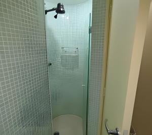 a bathroom with a glass shower with a toilet at Apartamento Docelar Garagem Feirinha e Hospitais in São Paulo
