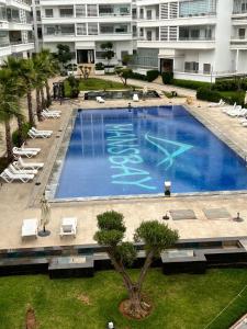 uma vista sobre uma grande piscina num edifício em Très bel appartement neuf à Mansbay Manssouria em Mohammedia