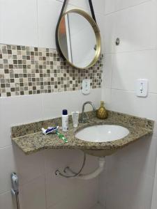 y baño con lavabo y espejo. en Apartamento, en Río de Janeiro