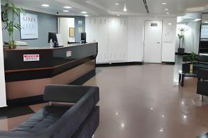 a lobby of a hospital with a reception desk at Apart Acolhedor 5 pessoas Hakka Eventos, Hospitais e Feirinha in Sao Paulo