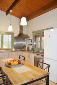 eine Küche mit einem Tisch mit einer Obstschale darauf in der Unterkunft Cabaña Rural ¨La Huerta de los Serijos¨ in Fuente el Fresno
