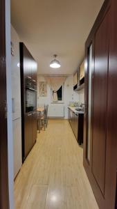 a room with a kitchen and a dining room at MMT SweetHome 2 in Ploieşti