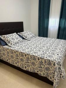 - un lit avec une couette et des oreillers en noir et blanc dans l'établissement Apartamento luminoso con diseño la Ola Azul, à Puertito de Güímar