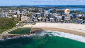 - Vistas aéreas a la playa y a la ciudad en Ebbtide, Unit 04, 2-6 North Street, en Forster