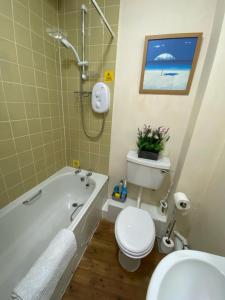1 bed Flat ''Beta'' in Dewsbury road, Leeds في Hunslet: حمام مع حوض ومرحاض ومغسلة
