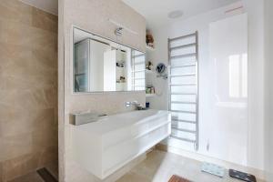 La salle de bains est pourvue d'un lavabo et d'un miroir. dans l'établissement Very nice apartment Atypical 6 People, à Paris