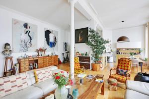 - un salon avec un canapé et une table dans l'établissement Very nice apartment Atypical 6 People, à Paris