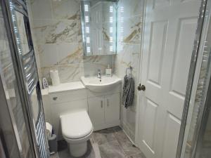 a white bathroom with a toilet and a sink at Modern En-suite Doubles in Boston Town Spacious & Contemporary Rooms in Boston +70 photos