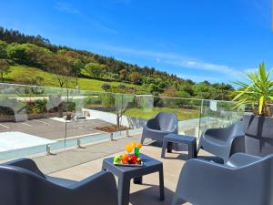 een patio met stoelen en een tafel met fruit erop bij 3M Hostel & Suites in Alvaiázere