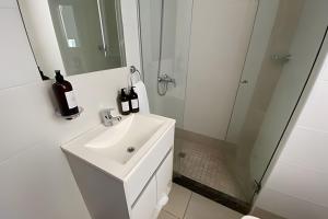 Et badeværelse på Zulú Loft, en el centro de Salta, p/ 2 personas. + 14 billeder