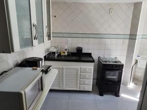 Kuchyňa alebo kuchynka v ubytovaní Prainha- Apart 2 quartos a 1 min da praia!