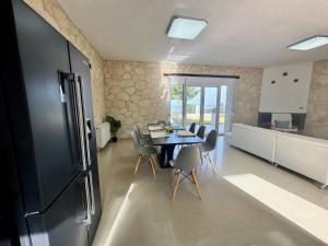 Kuchyň nebo kuchyňský kout v ubytování Four Seasons - The Eco Friendly Villa
