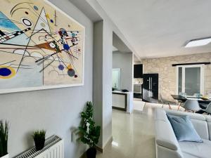 TV a/nebo společenská místnost v ubytování Four Seasons - The Eco Friendly Villa