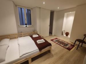 Un pat sau paturi într-o cameră la Suite Kaiser --- Charming City Apartment