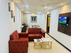 TV a/nebo společenská místnost v ubytování Deccan Suites, Tirupati + 32 fotografií