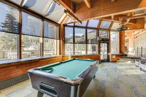 Biljarda galds naktsmītnē Ski-InandSki-Out Breckenridge Condo with Resort Perks!