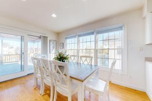 comedor con mesa y sillas blancas en Town of Bethany Beach - 4 Connor Ln, en Bethany Beach