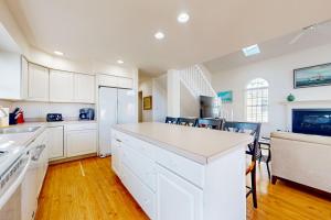 cocina con armarios blancos y encimera blanca en Town of Bethany Beach - 4 Connor Ln, en Bethany Beach